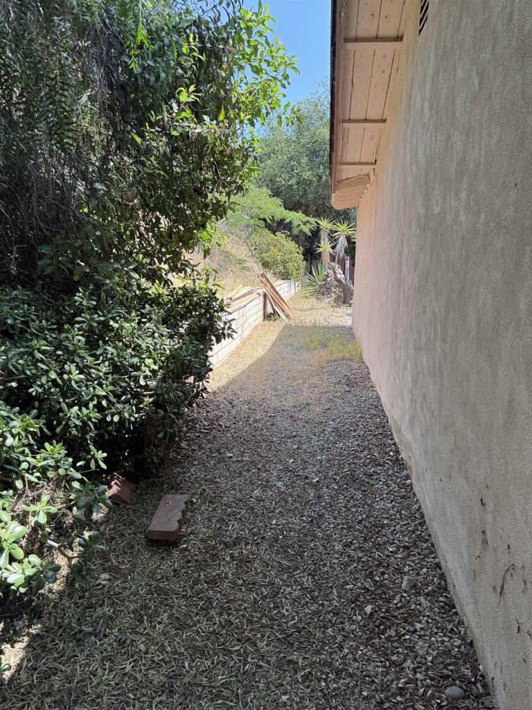https://media.crmls.org/mediaz/1c18577f-23ca-4b4c-b8e0-8cc2d57110f2.jpg?preset=X-Large