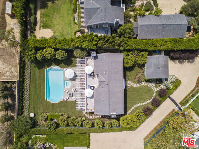 28870 Hampton Place, Malibu CA: https://media.crmls.org/mediaz/1c18dbf5-b697-4496-b01b-d78edf256b74.jpg