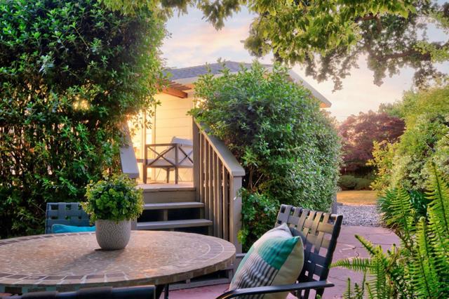 1405 Oakhurst Avenue, San Carlos CA: https://media.crmls.org/mediaz/1c19ae77-ceae-4073-8ca6-9877dc0078f5.jpg
