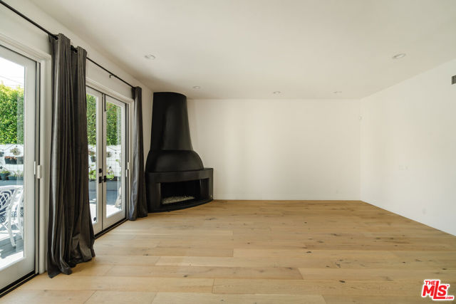 609 21st Place, Santa Monica CA: https://media.crmls.org/mediaz/1c1bd045-4b2f-487c-a889-b2206f36003b.jpg