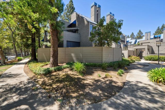 1089 Foxchase Dr, San Jose CA: https://media.crmls.org/mediaz/1c1dde20-c86d-43e0-bb27-0b0d4fc76d1d.jpg