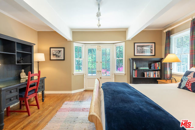 4722 Noeline Avenue, Encino CA: https://media.crmls.org/mediaz/1c1e97f2-e1fb-4218-942a-e0df4384a6db.jpg