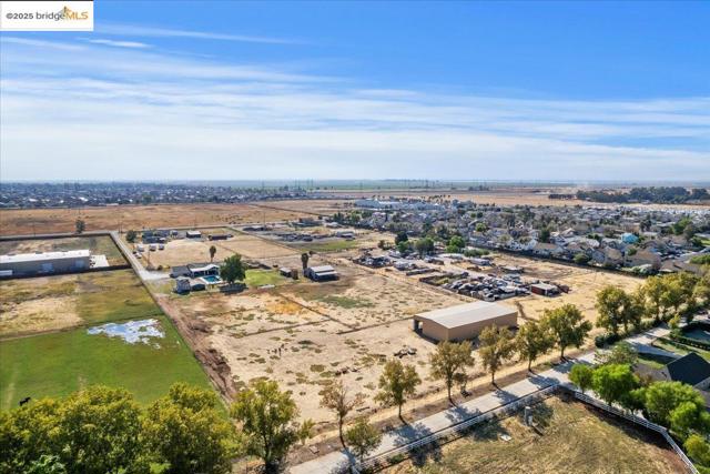 3164 Bixler Rd, Brentwood CA: https://media.crmls.org/mediaz/1c1ea09b-a2de-4fc7-9d2f-300877b53566.jpg