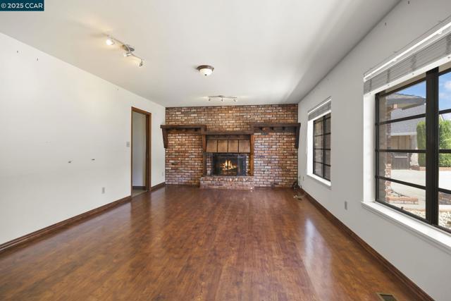 801 Laurel Ct, Rodeo CA: https://media.crmls.org/mediaz/1c1fa754-8d55-4eb9-ace2-9d77a507424e.jpg