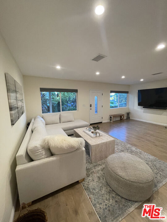 18110 Tarzana Street, Tarzana CA: https://media.crmls.org/mediaz/1c1ff619-b24f-4772-9c7a-7a8b277406d0.jpg