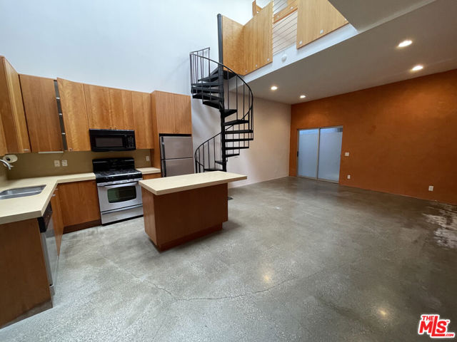 555 Rose Avenue, Venice CA: https://media.crmls.org/mediaz/1c201c15-6fe9-4fbb-abf9-6ba7cc8f4485.jpg