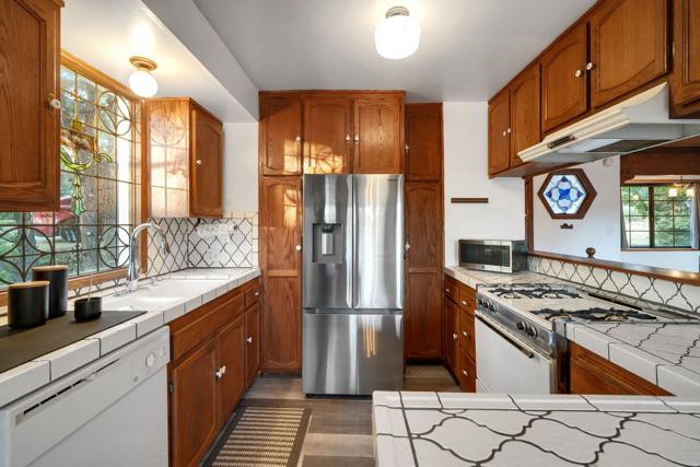574 Lucerne Drive Drive, Big Bear CA: https://media.crmls.org/mediaz/1c204e2e-d7bc-4d3d-9835-d06caac53aee.jpg