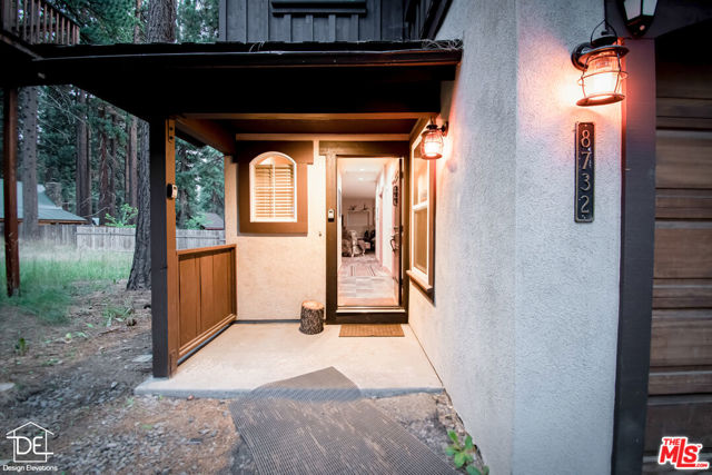 8732 Rainbow Avenue, Kings Beach CA: https://media.crmls.org/mediaz/1c205153-91ca-435f-b5cc-1a9c1d455569.jpg