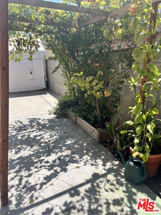 1256 W 25th Street, Los Angeles CA: https://media.crmls.org/mediaz/1c20efb7-9013-418a-a352-2f988a0e3a1e.jpg