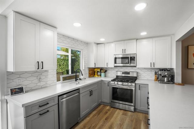 378 Paseo Marguerita, Vista CA: https://media.crmls.org/mediaz/1c218537-e3b0-440e-8179-8adf0da5c00a.jpg
