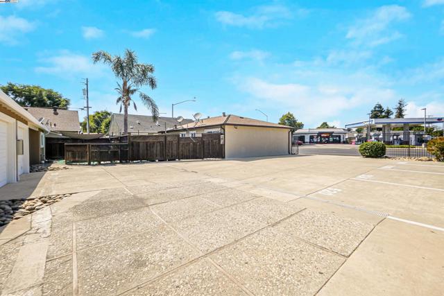 21926 Victory Dr, Hayward CA: https://media.crmls.org/mediaz/1c22bb0e-bc88-478d-bf60-c1035b8200b7.jpg