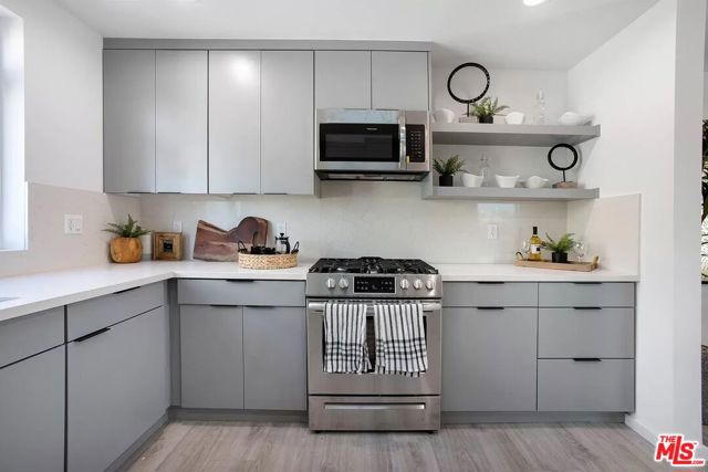 945 N Oxford Avenue, Los Angeles CA: https://media.crmls.org/mediaz/1c244de7-a224-42c3-83cc-a8698b3b0766.jpg