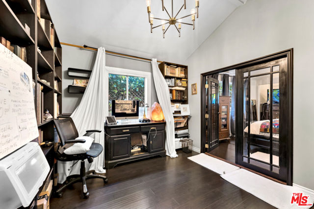 5341 Mecca Avenue, Tarzana CA: https://media.crmls.org/mediaz/1c246f2b-a22f-4bda-b718-419481352267.jpg