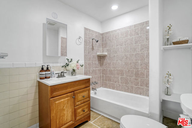 120 N Avenue 25, Los Angeles CA: https://media.crmls.org/mediaz/1c24cda2-b332-4c7a-8b43-e28d36f593b4.jpg