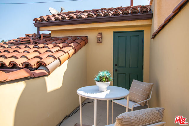 851 19th Street, Santa Monica CA: https://media.crmls.org/mediaz/1c256502-e067-4e2c-9ffe-a8167b47c460.jpg