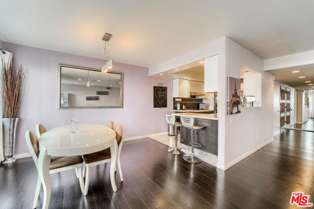 910 S HOLT Avenue, Los Angeles CA: https://media.crmls.org/mediaz/1c2649bf-7db3-4cda-8b4d-580344d808fe.jpg