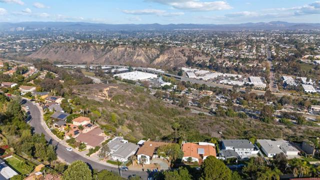 5777 Desert View Drive, La Jolla CA: https://media.crmls.org/mediaz/1c280f7f-424f-45c6-a5ae-ed704277199f.jpg