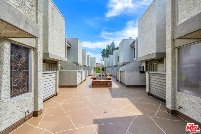 11744 Moorpark Street, Studio City CA: https://media.crmls.org/mediaz/1c284015-a13d-470a-808e-31b817d22b07.jpg