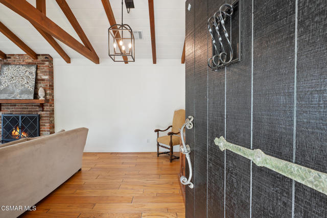 566 Rancho Road, Thousand Oaks CA: https://media.crmls.org/mediaz/1c28beb6-fce6-4118-8f78-b4f1b84c1272.jpg