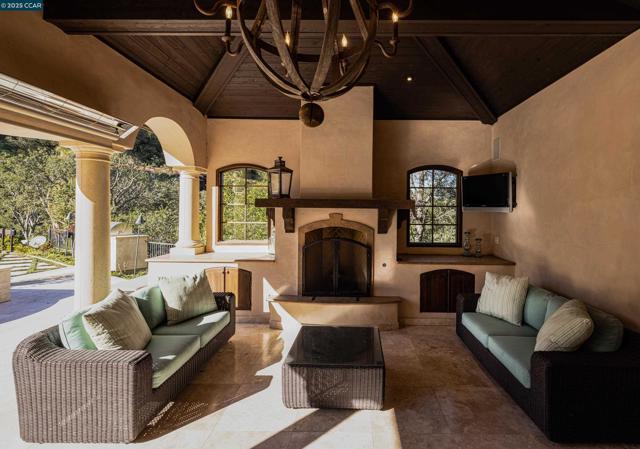 42 Tappan Ln, Orinda CA: https://media.crmls.org/mediaz/1c2a0975-8ecb-4d04-9625-91a0be7a8b66.jpg