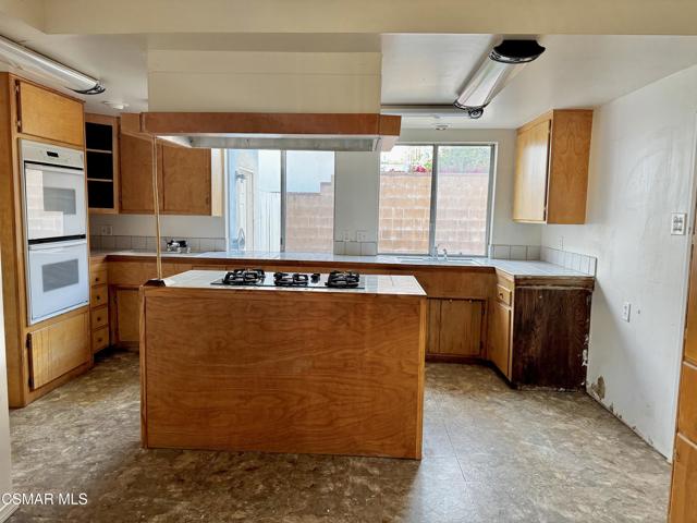 2858 Fitzgerald Road, Simi Valley CA: https://media.crmls.org/mediaz/1c2bc4df-7eab-4bd1-aa31-2d60d53af227.jpg