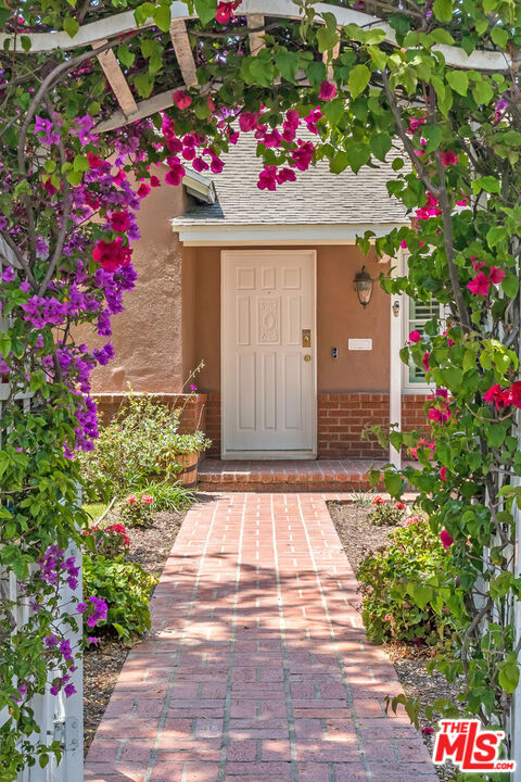 5967 Carpenter Avenue, Valley Village CA: https://media.crmls.org/mediaz/1c2bf7a0-c31f-4303-896c-c1101c426ea7.jpg