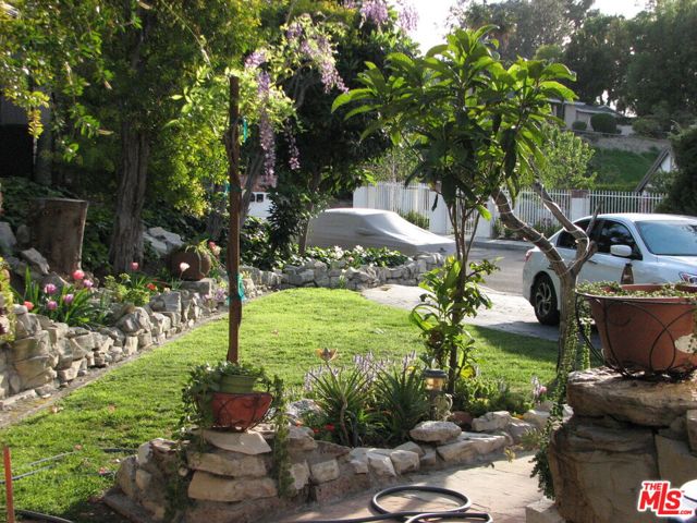 16840 Oak View Drive, Encino CA: https://media.crmls.org/mediaz/1c2c6988-20c5-494d-9814-29aa46e20f6d.jpg