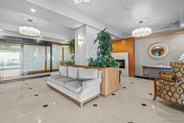 939 Coast Blvd, La Jolla CA: https://media.crmls.org/mediaz/1c2cae2c-f3ae-4dc8-a6d9-1f5290c22465.jpg
