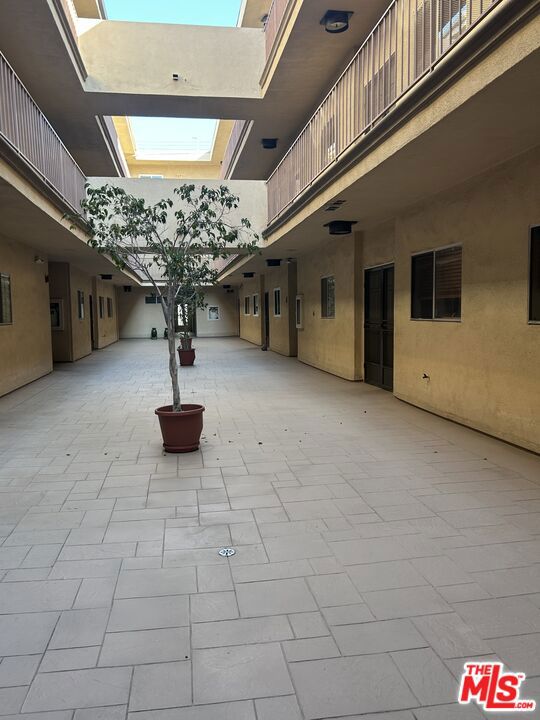 https://media.crmls.org/mediaz/1c2d631d-0456-4e73-b391-8b1ec430cefc.jpg?preset=X-Large