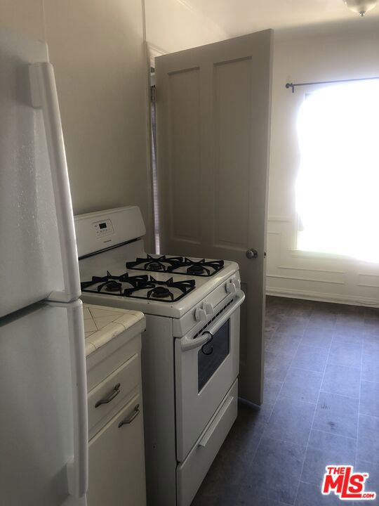 460 460 1/4 Kelton Avenue, Los Angeles CA: https://media.crmls.org/mediaz/1c2f6fc0-4217-4e20-8a9d-aff0d52a204c.jpg