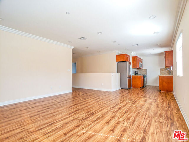 1142 S Mariposa Avenue, Los Angeles CA: https://media.crmls.org/mediaz/1c2faf07-6d2c-4f09-883a-47095936288f.jpg