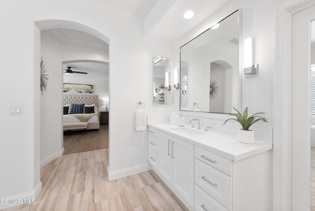 976 Blackbourne, Oak Park CA: https://media.crmls.org/mediaz/1c2febea-aedf-4a93-99fb-fc9d87e0be92.jpg