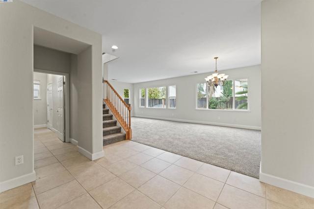 204 Daylily Ln, Patterson CA: https://media.crmls.org/mediaz/1c30c972-3ea0-4c1f-9398-c4b93206c068.jpg