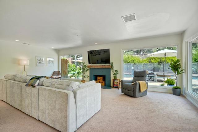 11668 Altoona Dr, El Cajon CA: https://media.crmls.org/mediaz/1c30cc07-25f7-4b9d-9d94-344f9cda85cd.jpg