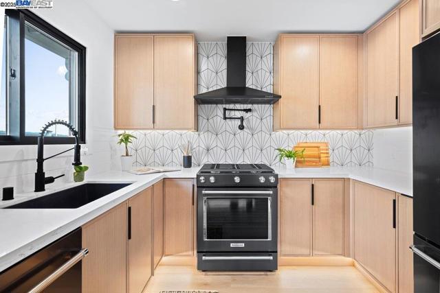 833 Polk St, Albany CA: https://media.crmls.org/mediaz/1c313da5-b09c-4f9c-bc13-78450fd48106.jpg