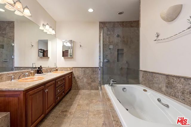 10827 Pacific View Drive, Malibu CA: https://media.crmls.org/mediaz/1c3186cc-6cef-4d50-8392-3cd2591c8072.jpg
