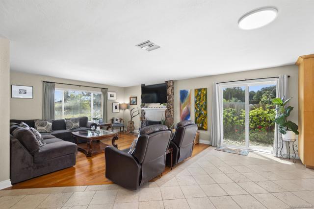 1510 2 Orangeview Dr,  CA: https://media.crmls.org/mediaz/1c325998-8369-4ddf-8e39-f23b9b123d65.jpg
