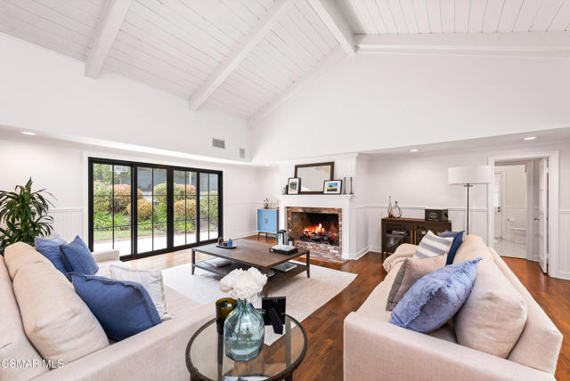 1211 Ridgecrest Place, Westlake Village CA: https://media.crmls.org/mediaz/1c3358d6-4f70-453f-b8f7-14ae4412d140.jpg