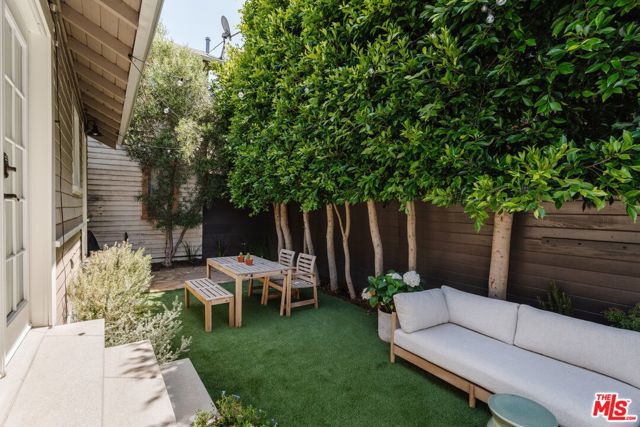 224 San Juan Avenue, Venice CA: https://media.crmls.org/mediaz/1c337de4-a446-4075-ba9e-ae28ece12d43.jpg