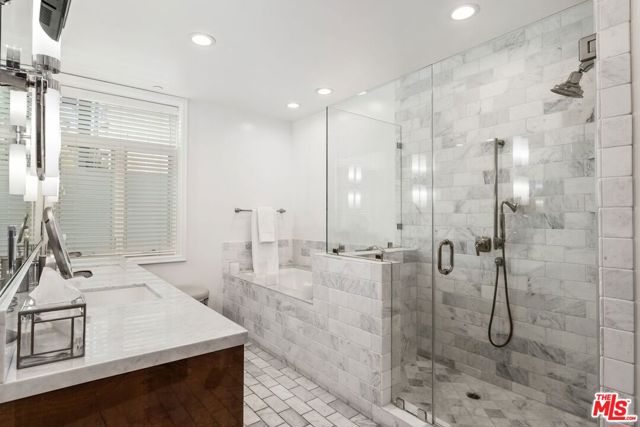 447 N Doheny Drive, Beverly Hills CA: https://media.crmls.org/mediaz/1c33c546-2bd2-47cb-9cc9-cdc759d02bb2.jpg