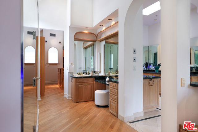 628 N Elm Drive, Beverly Hills CA: https://media.crmls.org/mediaz/1c3434c4-9294-4c44-b2ec-84a922b38195.jpg