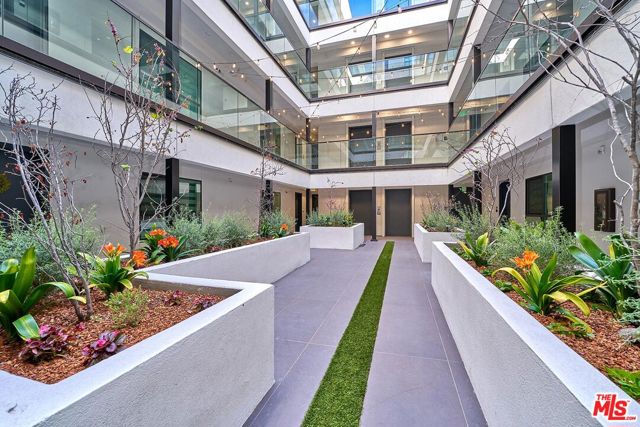 321 S Oxford Avenue, Los Angeles CA: https://media.crmls.org/mediaz/1c394c0b-d7a3-43ff-8d6e-60ff0de22b4e.jpg