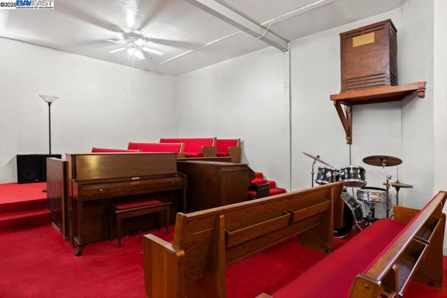 3003 School St, Oakland CA: https://media.crmls.org/mediaz/1c3a2f0e-24f3-4b75-9414-10f35274b8ae.jpg