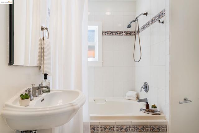 6314 Broadway Ter, Oakland CA: https://media.crmls.org/mediaz/1c3a80da-1546-47c3-b95d-b8e541fabc51.jpg