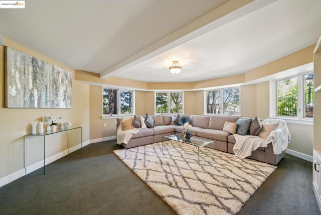9 Burton Vista Ct, Lafayette CA: https://media.crmls.org/mediaz/1c3ab8c1-0aa3-4799-bfa4-709bdd40b766.jpg