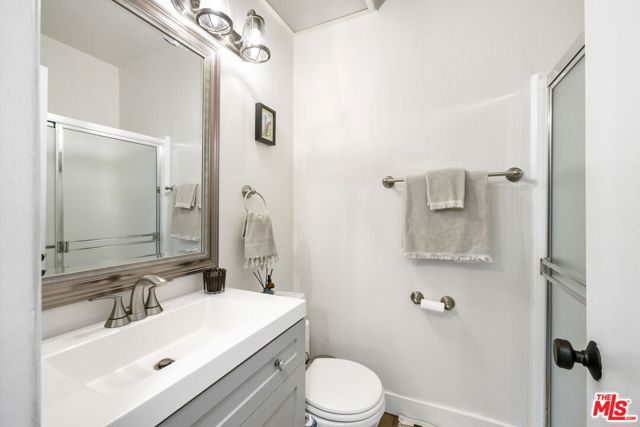 6540 Hayvenhurst Avenue, Lake Balboa CA: https://media.crmls.org/mediaz/1c3ad131-10a5-415b-8d3b-fe1013a5ca1c.jpg