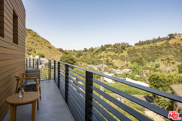 9852 San Circle, Beverly Hills CA: https://media.crmls.org/mediaz/1c3b3473-9922-4934-8858-ffcf62c7fc98.jpg