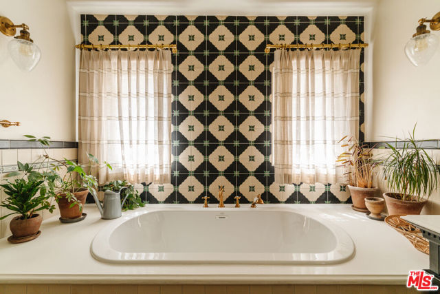 5163 Franklin Avenue, Los Angeles CA: https://media.crmls.org/mediaz/1c3c73ca-b36d-4e5d-b32b-e9df128c564c.jpg