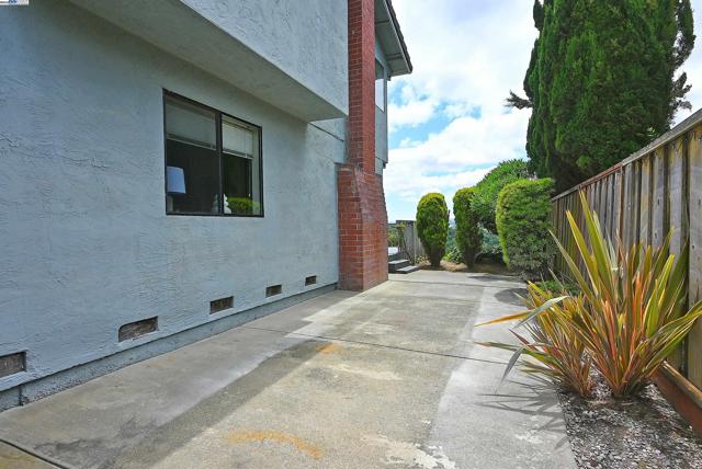 6525 Bellhurst Ln, Castro Valley CA: https://media.crmls.org/mediaz/1c3cdb5b-b1ec-4185-ac20-1ed055a83527.jpg