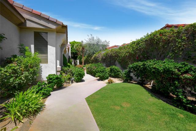 371 Indian Ridge Drive, Palm Desert CA: https://media.crmls.org/mediaz/1c3d09e3-cb5f-402b-a3cb-929f80534b53.jpg